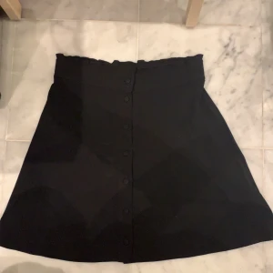 & other stories kjol storlek 38 - Svart, kort kjol från & other stories. Bara använd ca 2 gånger. Säljer den för att den är lite för kort på mig (är 176 cm lång). Nypris: 490kr