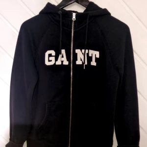 Ganthoodie - Marinblå Ganthoodie i strl S, använd men fint skick! (Nypris 1299kr)