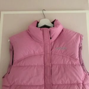 Rosa väst - Säljer denna snygga rosa västen från märket Spyder som har jättebra kvalite! 250kr eller högstbjudande💗 Hör av er om fler bilder önskas på detaljer eller liknande:)