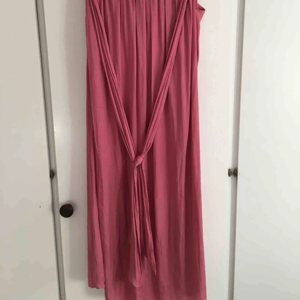 Populär mörkrosa kjol från ZARA i storlek S men passar även en M! Har tyvärr aldrig fått användning för den då den inte riktigt är min stil. Men åh vad den förtjänar att bli uppvisad! Köparen betalar för frakt. Kan också mötas upp i Helsingborg! :) . Kjolar.