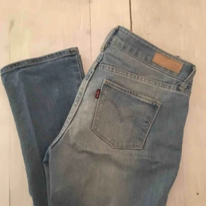  - I princip nya Levisjeans i rak modell, storlek 25