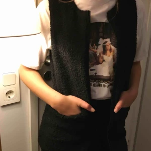  - Svart ullig kofta/jacka med blixtlås. Gen går ner över rumpan och är superskönt att ha över en tröja/långärmad. 