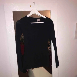  - basic långärmad svart tröja från hm!