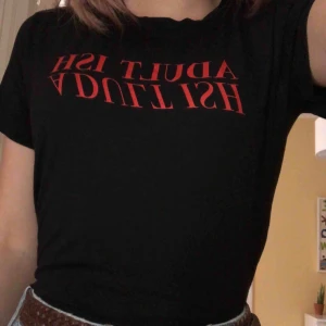  - Snygg T-shirt från Na-Kd, använd endast 1 gång. Superskönt material och mycket bra passform❤️hör av dig vid intresse!