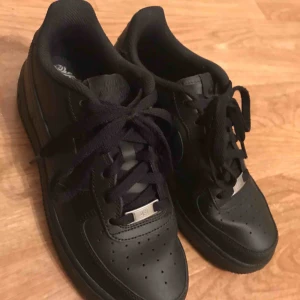  - Svarta Nike Air Force i nyskick (inköpspris ca 900kr) Säljer dem då jag inte har någon användning utav dem😊 Betalning sker via swish❗️Frakt ingår ✨✨