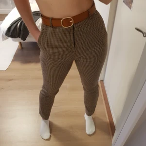  - Assköna och snygga brallor från Zara! Orginaldragkedjan gick sönder och jag har sytt in en ny egen, så det är som en extrasöm där fram (syns bäst i bild 3), därav det billiga priset! Säljer då de tyvärr är lite för stora för mig :(  