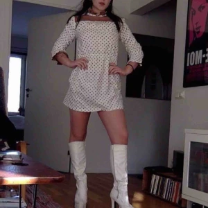  - Jättefin prickig vintage klänning i bomull! Resår i midjan o band i nacken! Köparen betalar frakt!