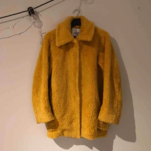  - Gul fluffjacka från monki. Jättefin och jätteskön men kommer inte till användning längre så därför säljer jag den. Kan mötas upp i sundvall annars står köparen för frakt! 