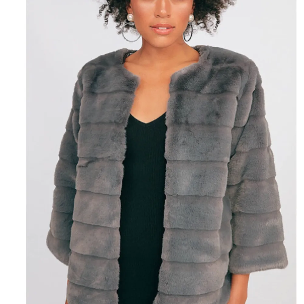 Furry fux fur coat från chiquelle Storlek S Original pris 799kr  Säljes för 350kr Använd ca 2 ggr vilket betyder att den är i fint skick     . Jackor.