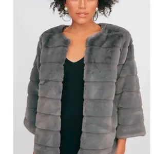 Furry fux fur coat från chiquelle Storlek S Original pris 799kr  Säljes för 350kr Använd ca 2 ggr vilket betyder att den är i fint skick     