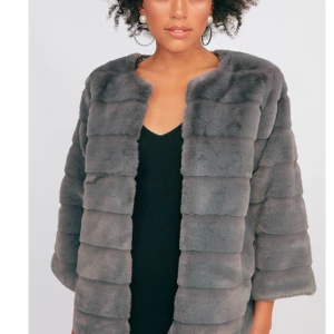  - Furry fux fur coat från chiquelle Storlek S Original pris 799kr  Säljes för 350kr Använd ca 2 ggr vilket betyder att den är i fint skick     