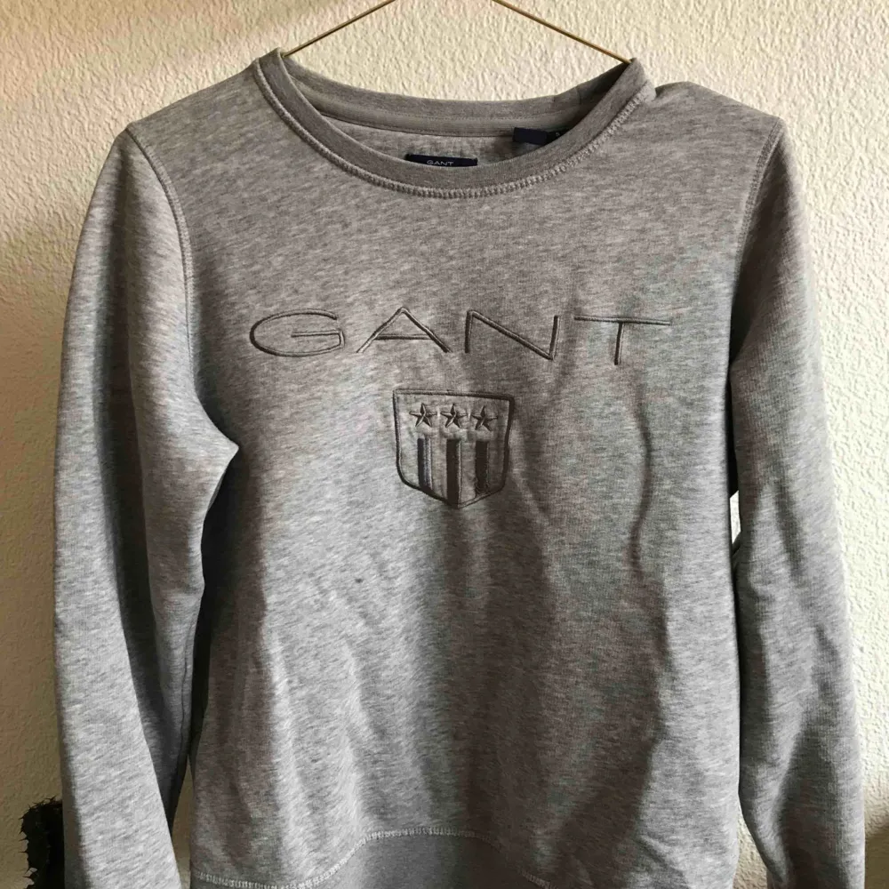 Grå sweater från GANT 200+39kr frakt💃🏻. Tröjor & Koftor.