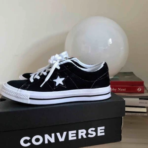  - Converse ONESTAR! Strl 38, använda endast 1 gång, är som nya. Nypris 890kr. Säljer för att de inte passar mig. Meet up i Gbg eller frakt som du själv står för.