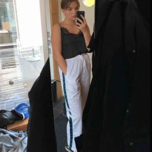  - Ett par coola byxor som som aldrig är använda. Inköpta för 200kr. Går att knyta i midjan så kan passa flera storlekar. Är en aningen genomskinliga men om man har rätt underkläder märks det inte. Möts upp eller fraktar