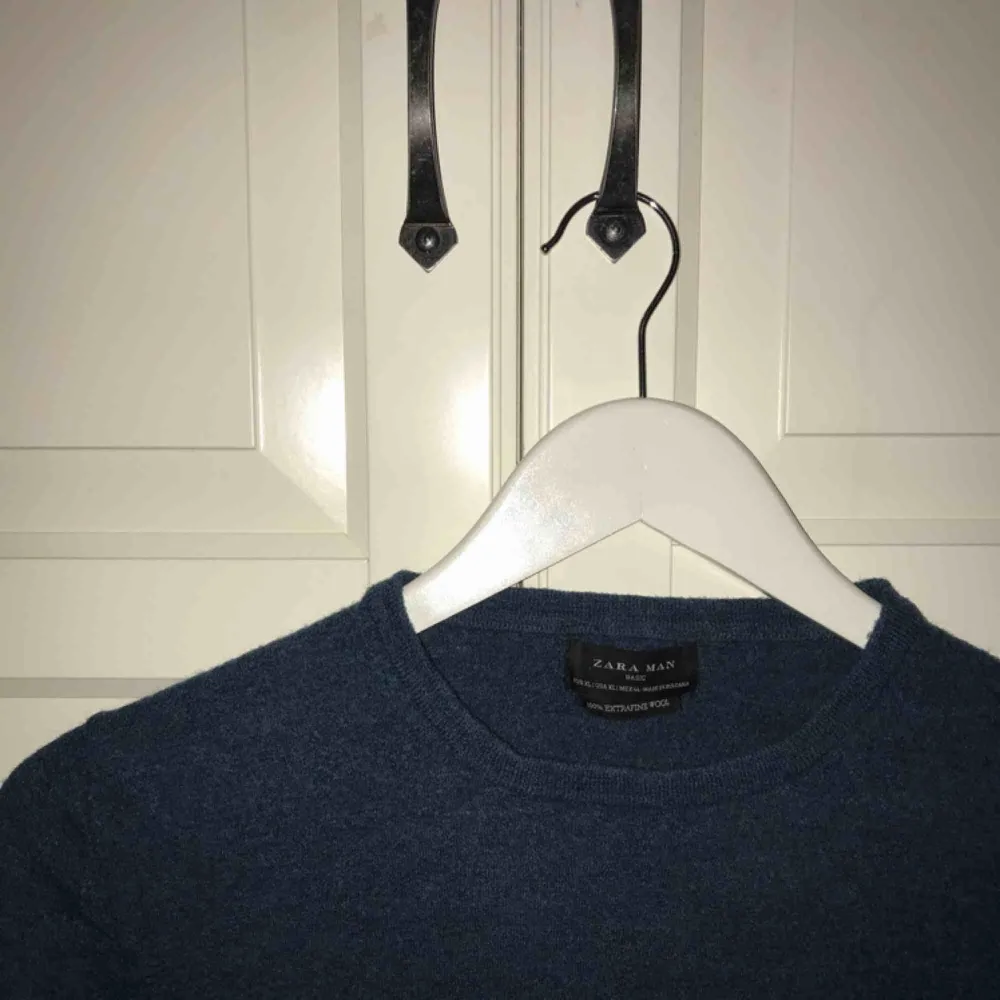 Blå/grön/teal färgad tröja från zara! Den är ursprungligen en man-tröja st. XL men den är krymt i tvätten så passar mig som är XS-S. 100% ull! . Tröjor & Koftor.