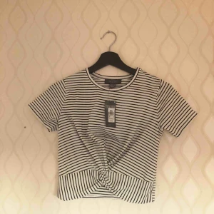  - Randig svart/vit kortare top! PRISLAPP KVAR