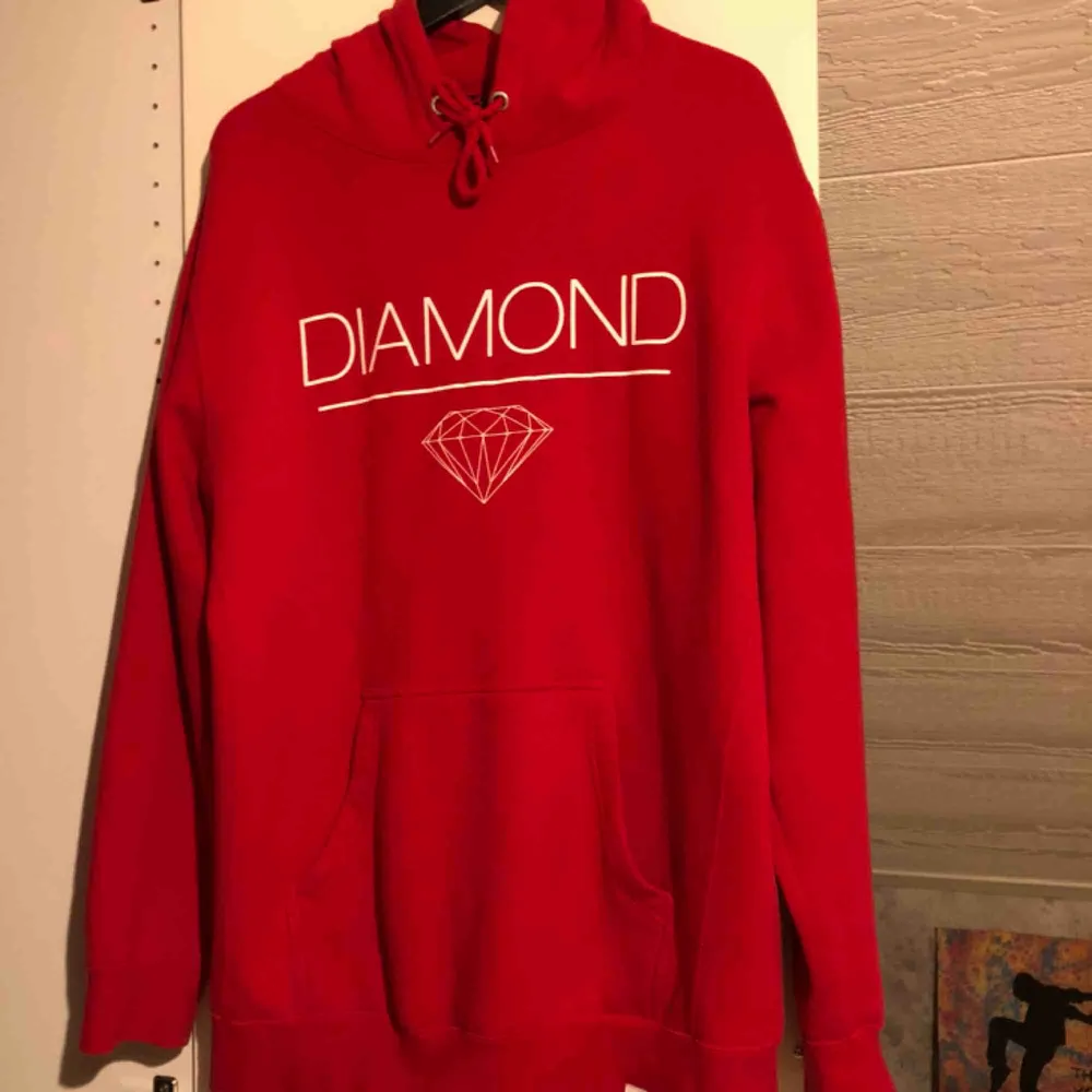 Diamond hoodie näst intill använd då den är för stor för mig.. inga fel i övrigt! Nice om man gillar oversized!  (250:- ink frakt). Hoodies.