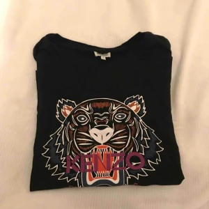  - Äkta Kenzo tröja. Stl L men skulle säga att den passar S/M. Pris 400!