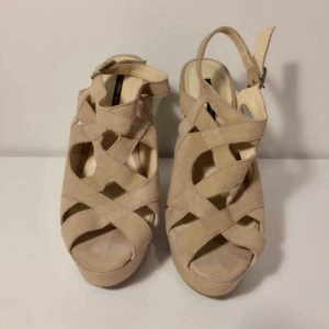  - Beiga klackskor. Frakt tillkommer