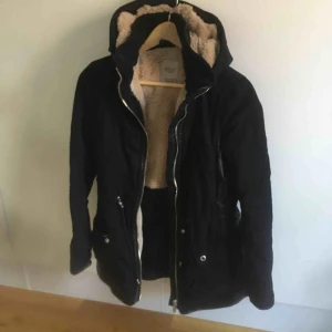  - Jacka från zara. Storlek s. Jackan har ett jätte mysigt foder innuti :) 