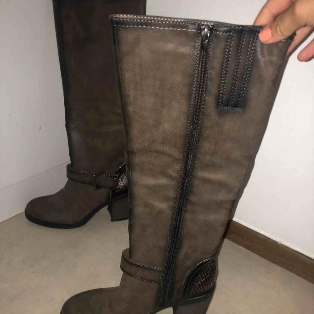 Snygga graceland boots i storlek 38. Oanvända då storleken ej passa mig. Nypris 800kr. Säljer dem för 400kr.. Skor.