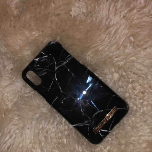  - Säljer mitt nya IPhone X skal från ideal of sweden då det inte kommer komma till användning.. skalet är helt oanvänt och i samma skick som när det köptes! Frakt tillkommer i priset och tar endast betalning via swish! 