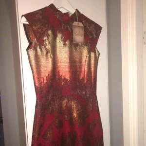  - Säljer en helt ny klänning i stl 34 från det svenska märket Valeri. Alla lappar sitter fortfarande kvar och säljs pga av att den är för liten.  Köpt från deras butik på NK i Stockholm. Passar perfekt nu till alla julfester och nyår.   Nypris 3295 kr 