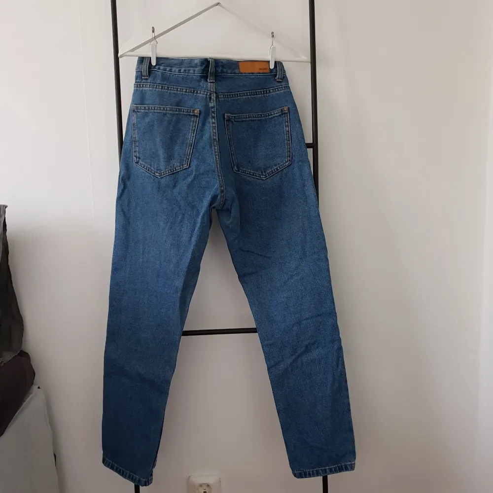 Boyfriend jeans från BikBok. . Jeans & Byxor.
