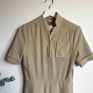  - Vadlång klänning från UFF second hand affär i Norge. Köpt for 195kr, lappen är kvar. Frakt 40kr tilkommer.