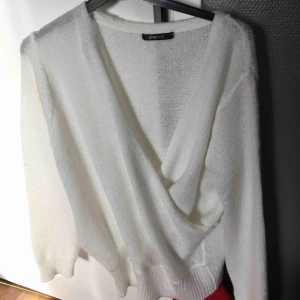  - Fin stickad tröja. Aldrig använd, endast testad  Nypris-250 Mitt pris-100  Köparen står för frakten