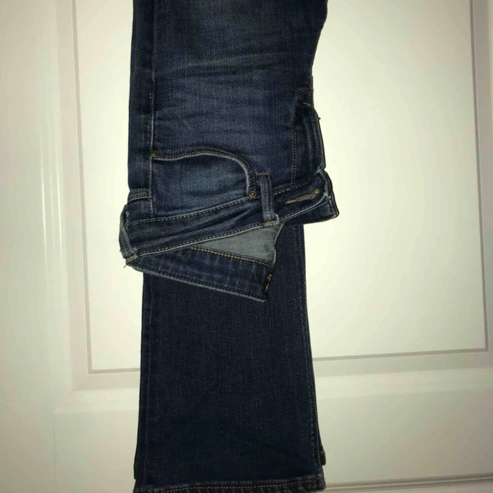 Mina favorit bootcut jeans som tyvärr blivit försmå, märke: Lee kondition: 9/10  Dom är slim bootcut så alltså inte överdrivet vida nertill, utan bara lite. Vilket jag tycker e sjukt najs. Jeans & Byxor.