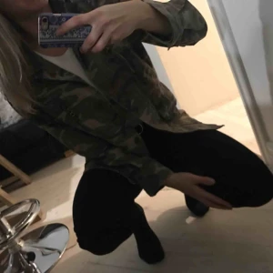  - Grym jacka från TOPSHOP. Storlek 38 men passar nog fler storlekar beroende på om man vill den ska sitta lite lösare. I fint skick 