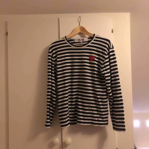  - Långärmad tröja från Comme des Garçons. Köpt på Paul & Friends i Stockholm för 1200kr. Är i storlek M, men sitter som en S. Vit och marinblå. | Frakt tillkommer på 59kr | 