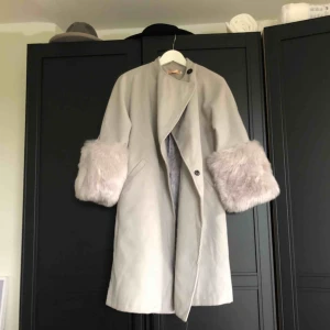  - Superfin men beställde online och den är för liten för mig. Fuskpäls på armarna som också går att ta bort. I princip oanvänd.