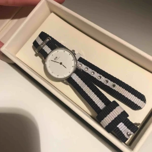  - Fin klocka från Daniel Wellington! Man kan byta ut bandet, det är ett litet ur med blingblingstenar. I nyskick. 25 mm är uret