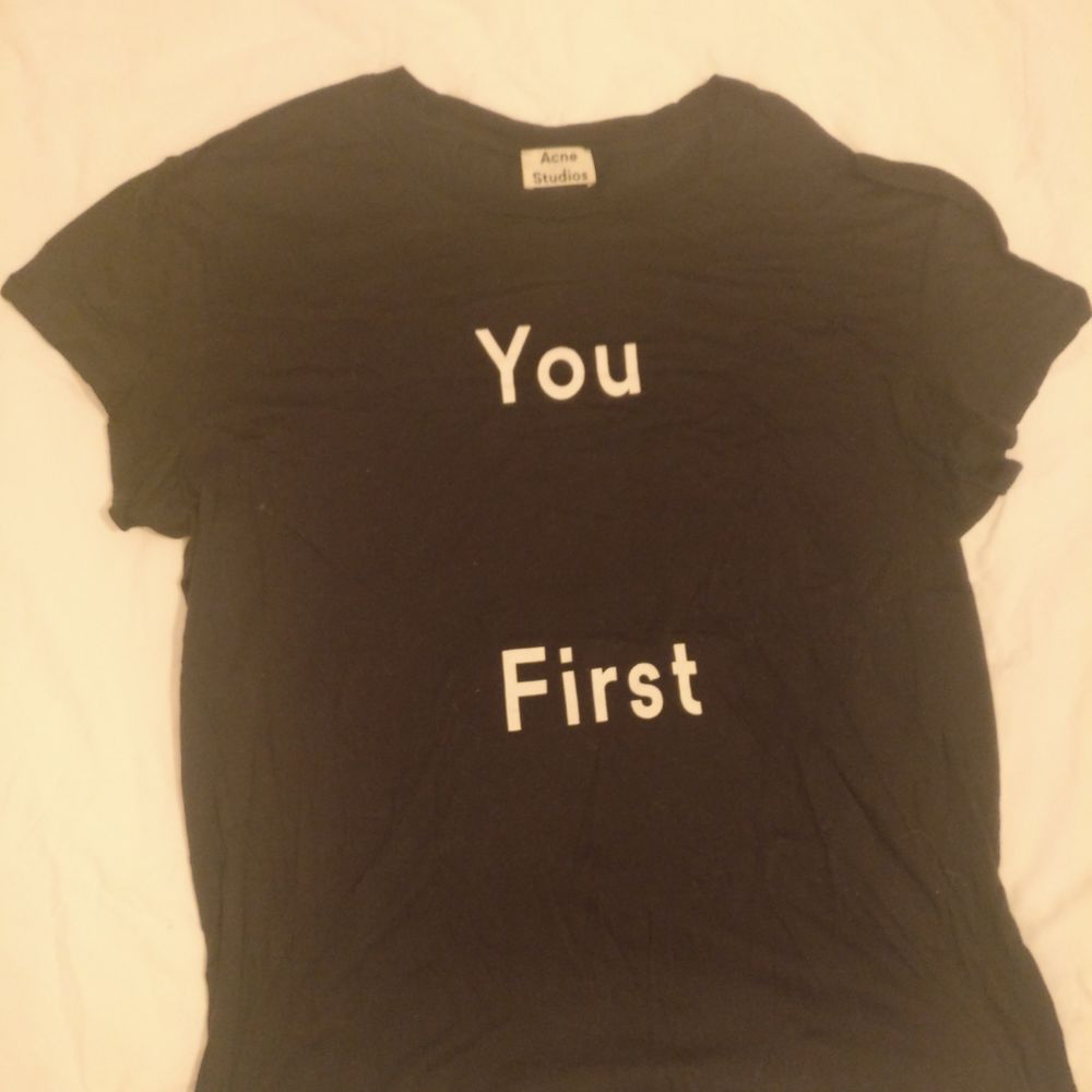 T-shirt av Acne Storlek XL (jag har storlek XS/S annars för ref) Köparen står för frakt! . T-shirts.