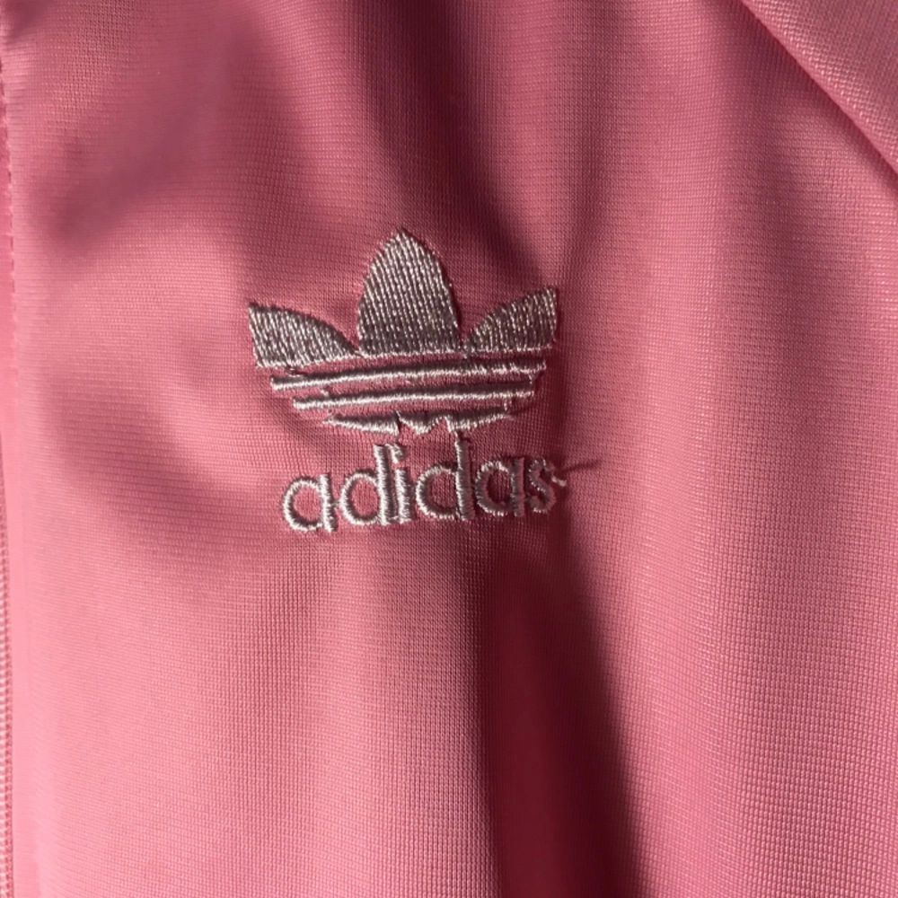 Rosa adidas zip, barnstorlek men passar en som har XS-S i vanliga fall! Köparen betalar frakt på 70kr 💖. Huvtröjor & Träningströjor.