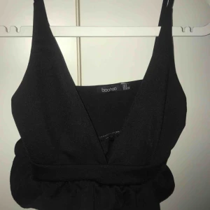  - Väldigt snygg fest topp med volang nertill.