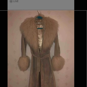  - Knälång jacka. 100% fårskinn. Använd ett fåtal gånger. Möts helst upp. 