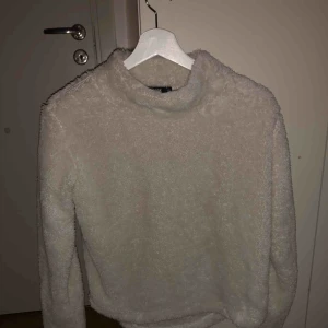  - En vit fluffig tröja från BikBok. Endast använd några gånger. Väldigt mjukt material även inuti tröjan. Nypris 399kr. Tror ej att den säljs längre. Frakt 30kr.