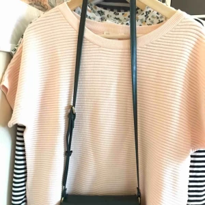  - Ljusrosa tröja från H&M. Köpt på second hand men har lappen kvar, alltså nyskick. 