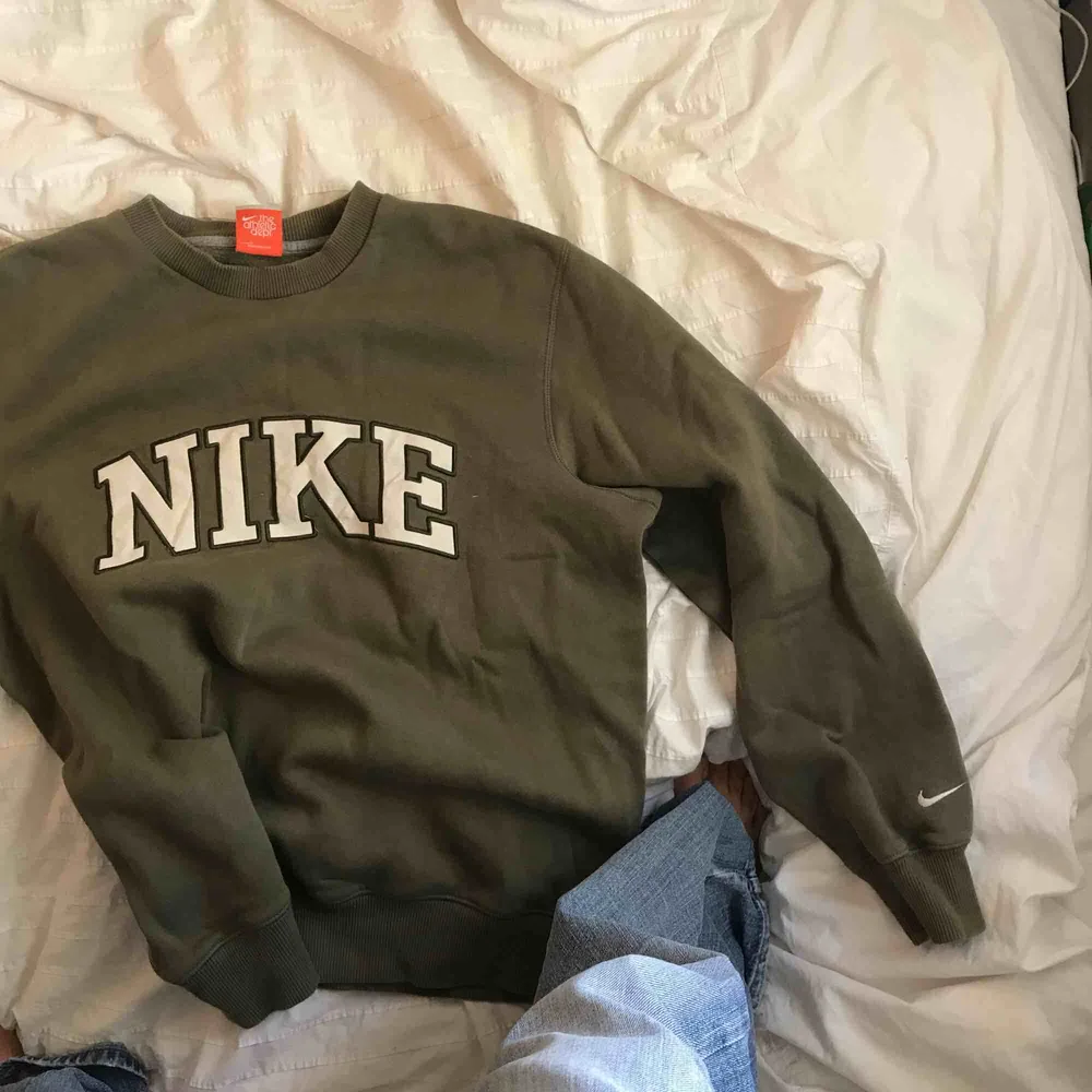 Grön Nikesweatshirt, köpt i Köpenhamn på episode. Bra skick!! Väldigt mjuk o skön. Kan frakta men möts helst i Stockholm. Hoodies.