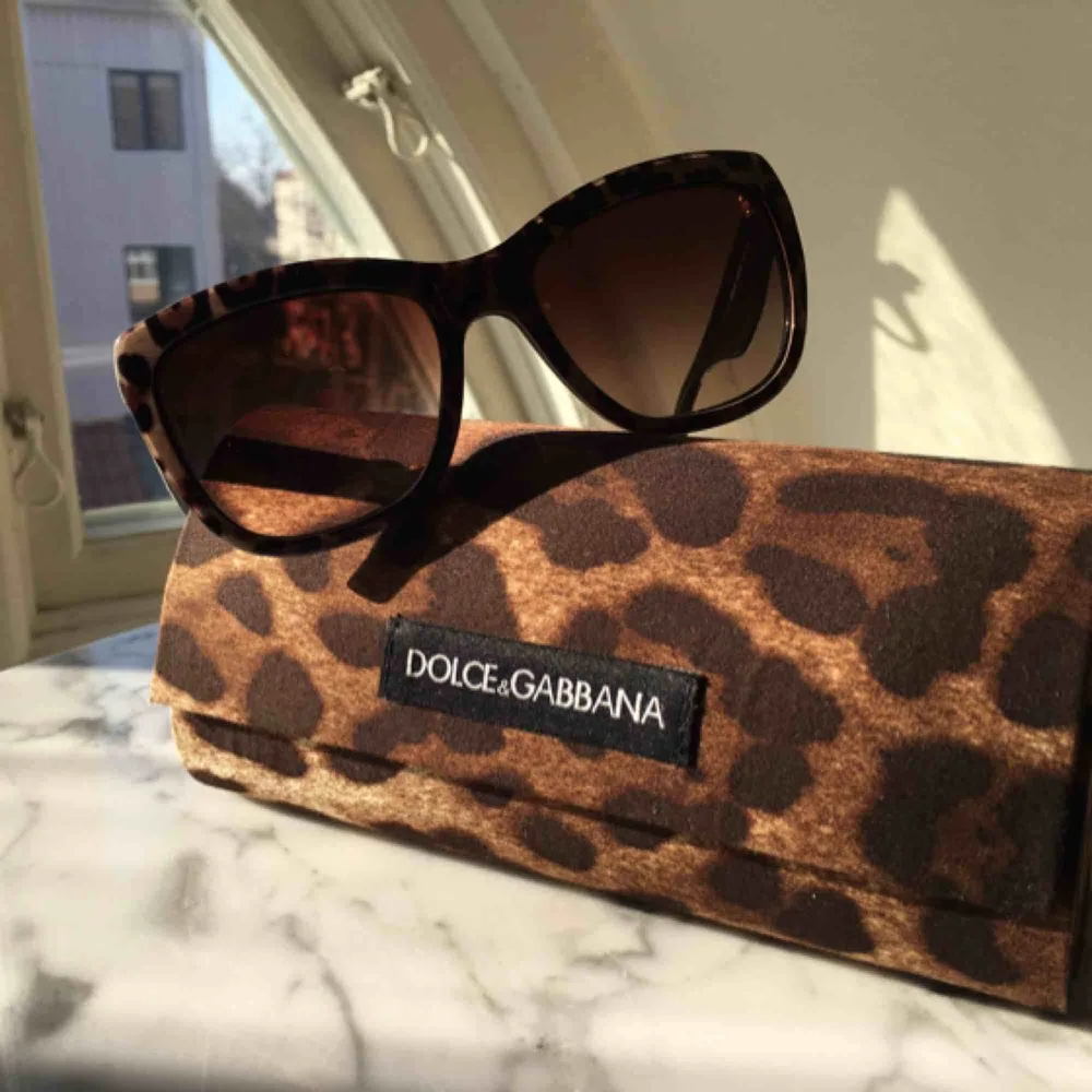 Solglasögon med gradal-toning på glaset.  Äkta från Dolce&Gabbana.. Accessoarer.