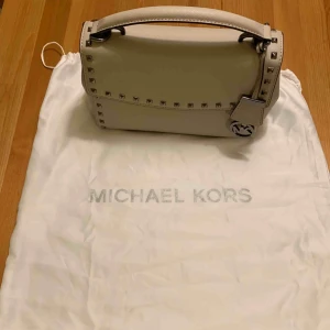  - Michael Kors väska ( äkta) axelrem finns i väskan.