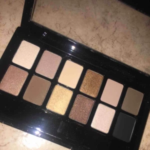  - Oanvänd ögonskugga från maybelline sääljes för 100kr inkl frakt.