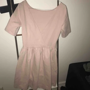  - Klänning med vringad rygg. Fint skick 