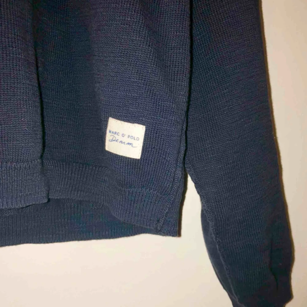 Finatickad långärmad tröja från Marc O’Polo. Marinblå. Lite högre i kragen och normal i längden. Inga defekter. Frakt ingår.  Nypris 1029kr. . Tröjor & Koftor.