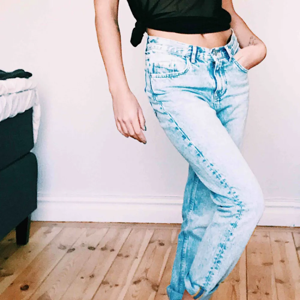 Jättesnygga jeans från bikbok, använda en gång bara 😊. Jeans & Byxor.
