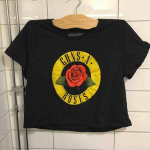 En jätte fin guns and roses t-shirt. Använt två gånger så den är alltså i bra skick fortfarande. Köpare står för frakt;) 