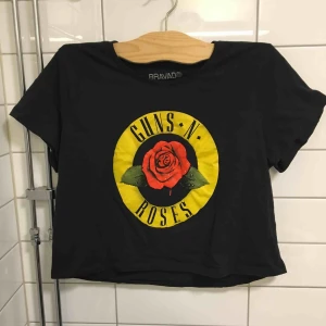  - En jätte fin guns and roses t-shirt. Använt två gånger så den är alltså i bra skick fortfarande. Köpare står för frakt;) 